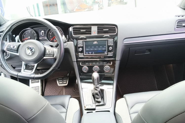 Volkswagen Golf 2018 car image #10