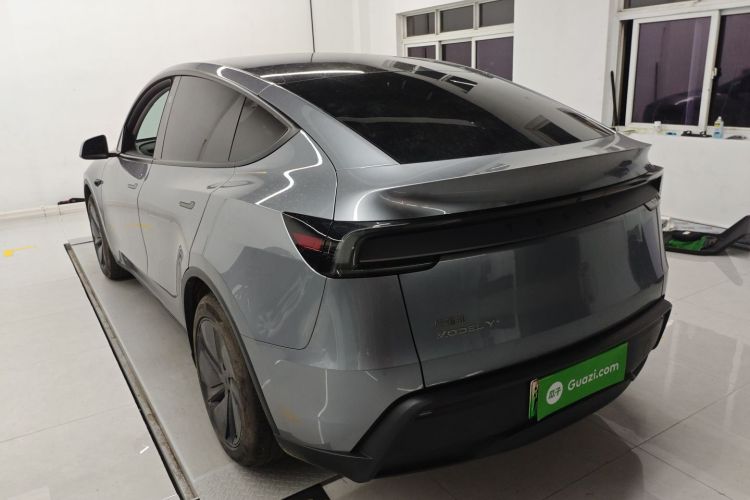 Tesla Model Y 2025 #5 Tesla Model Y 2025 car image #5