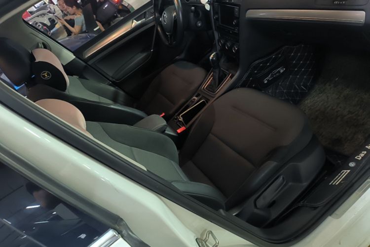 Volkswagen Golf 2018 car image #24