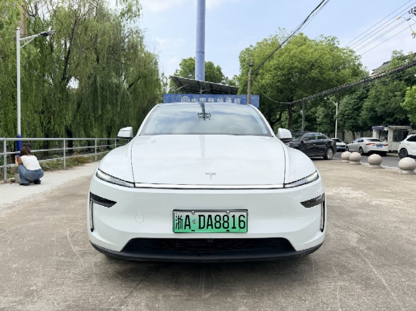 Tesla Model Y 2025 car image #2