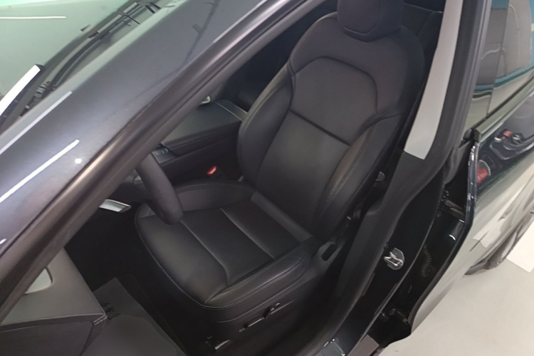 Tesla Model Y 2025 immagine di auto #15