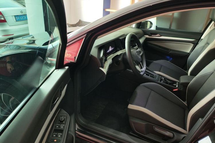 Volkswagen Golf 2023 car image #16