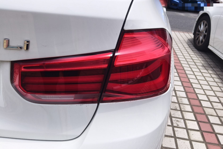 BMW 3 Series 2018 car image #8
