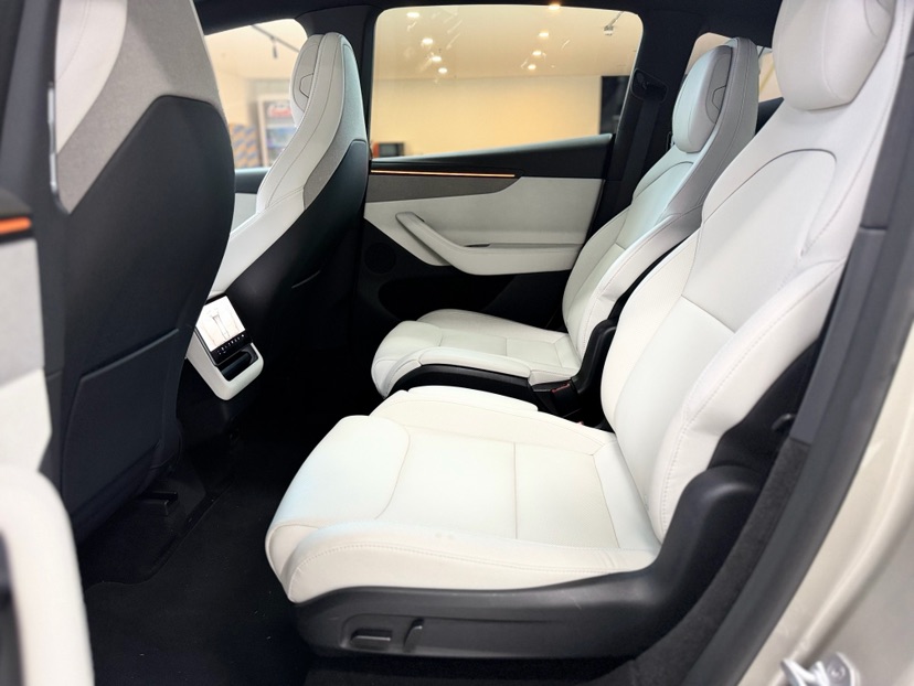 Tesla Model Y L 2025 #5 Tesla Model Y L 2025 car image #5