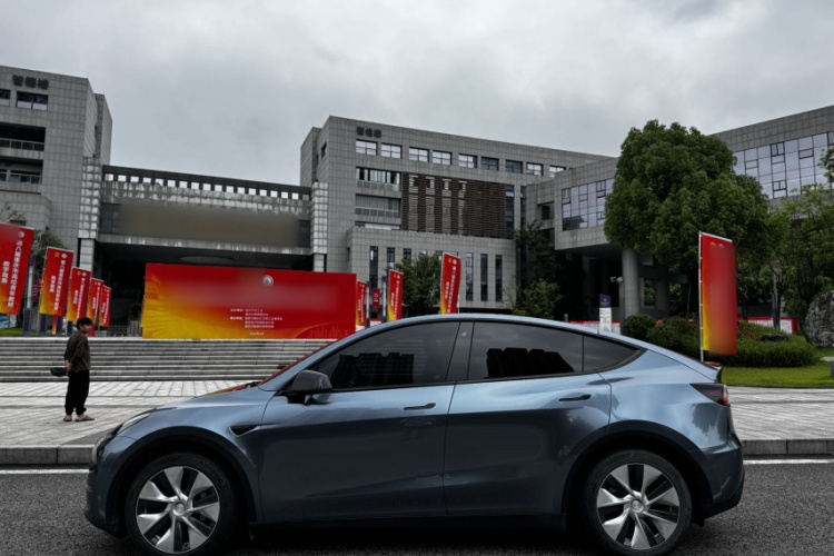 Tesla Model Y 2021 car image #3