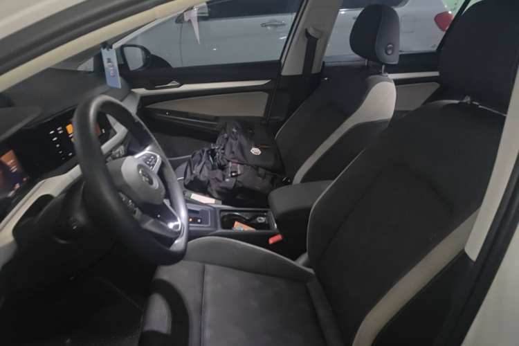 Volkswagen Golf 2023 car image #19