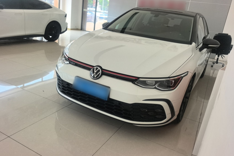 Volkswagen Golf 2021 car image #2