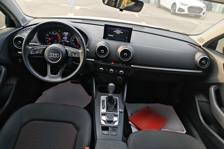 Audi A3 2018 immagine di auto #10