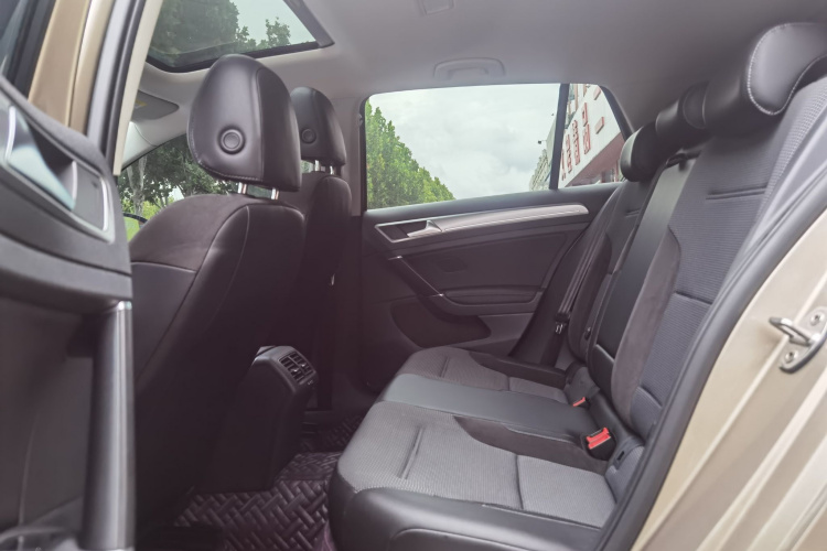 Volkswagen Golf 2018 car image #11