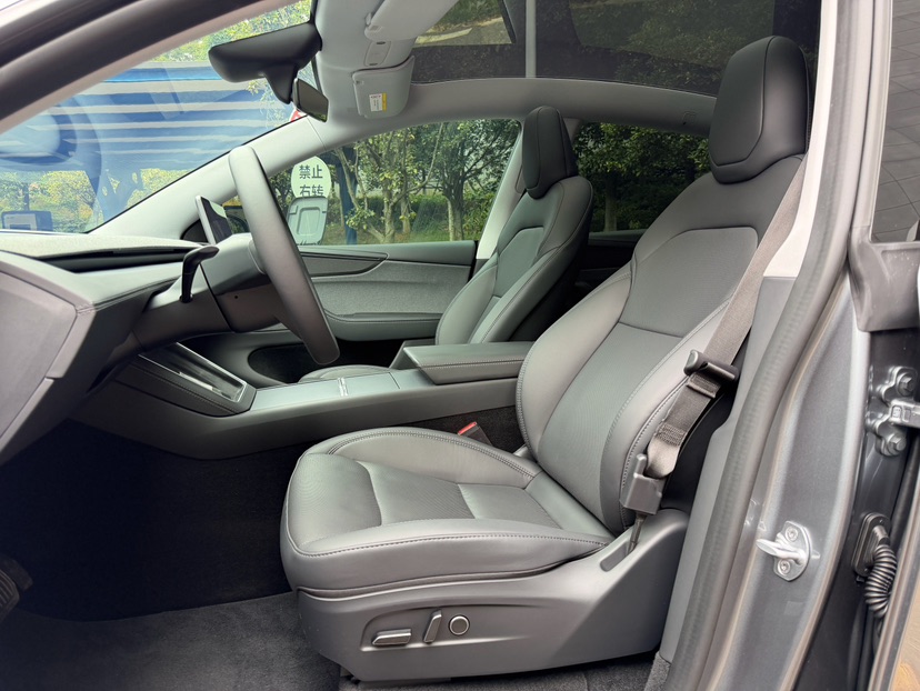 Tesla Model Y 2025 #8 Tesla Model Y 2025 car image #8