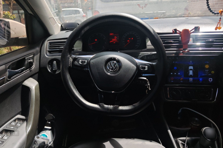 Volkswagen Santana 2017 car image #12