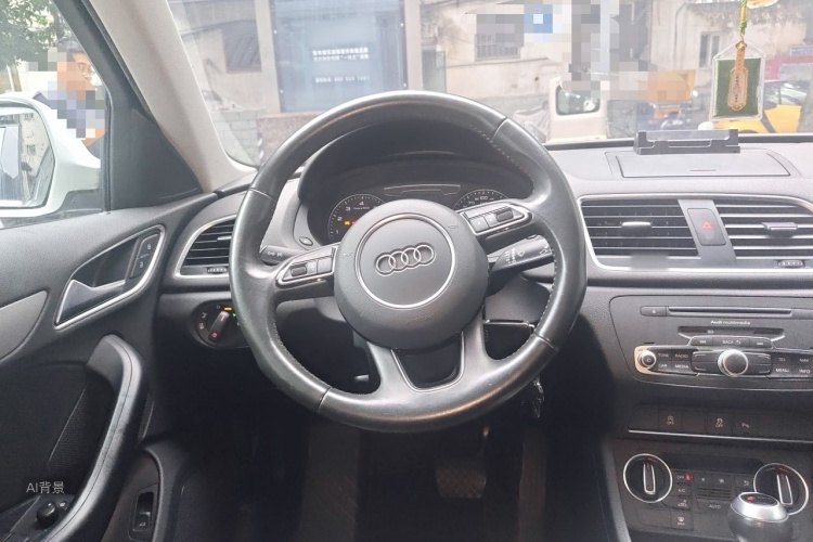 Audi Q3 2018 car image #12