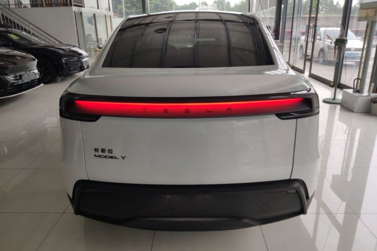 Tesla Model Y 2026 #4 Tesla Model Y 2026 car image #4