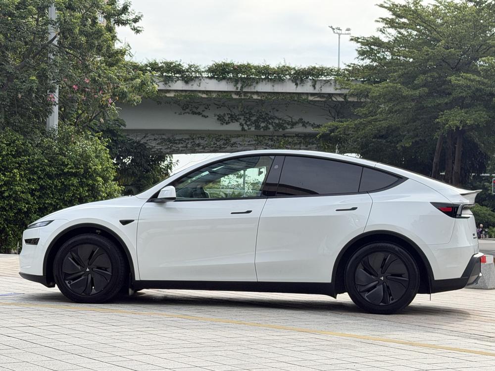 Tesla Model Y 2025 #3 Tesla Model Y 2025 car image #3