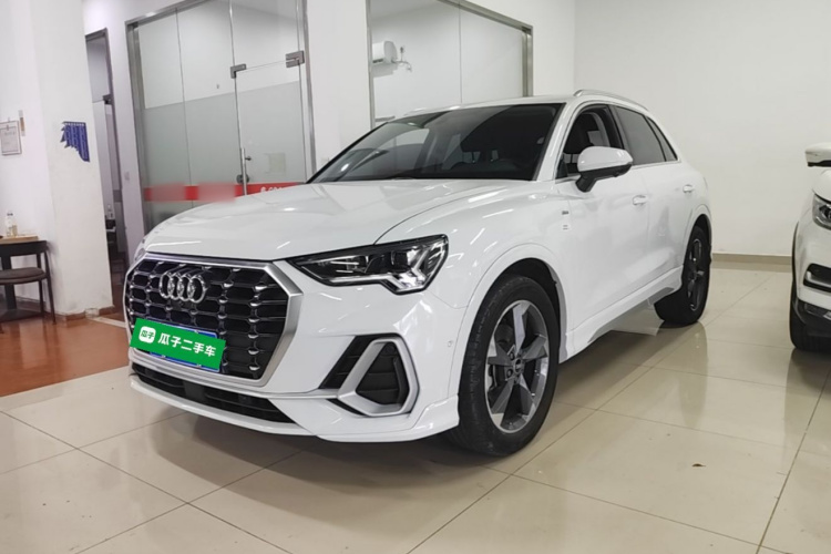 Audi Q3 2022 car image #2