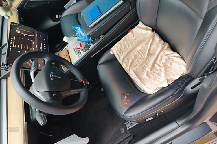 Tesla Model Y 2022 car image #17