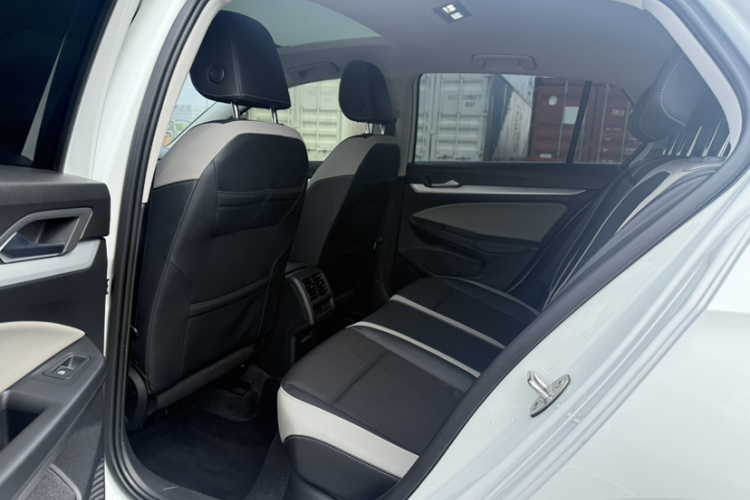 Volkswagen Golf 2023 car image #13