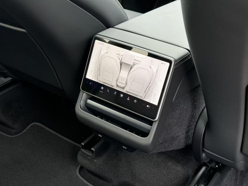 Tesla Model Y 2026 #10 Tesla Model Y 2026 car image #10