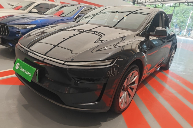 Tesla Model Y 2025 #2 Tesla Model Y 2025 car image #2