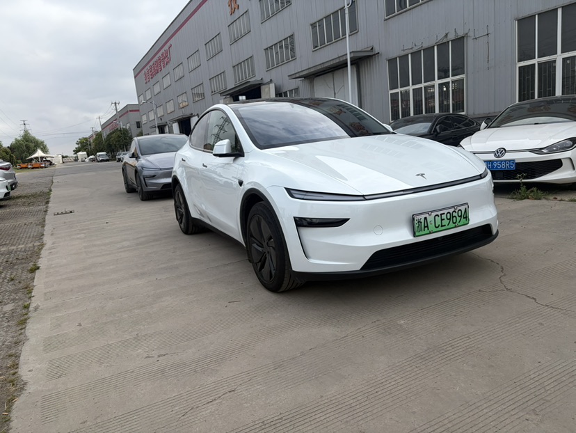Tesla Model Y 2025 #3 Tesla Model Y 2025 car image #3