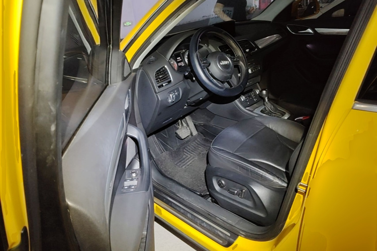 Audi Q3 2017 car image #16