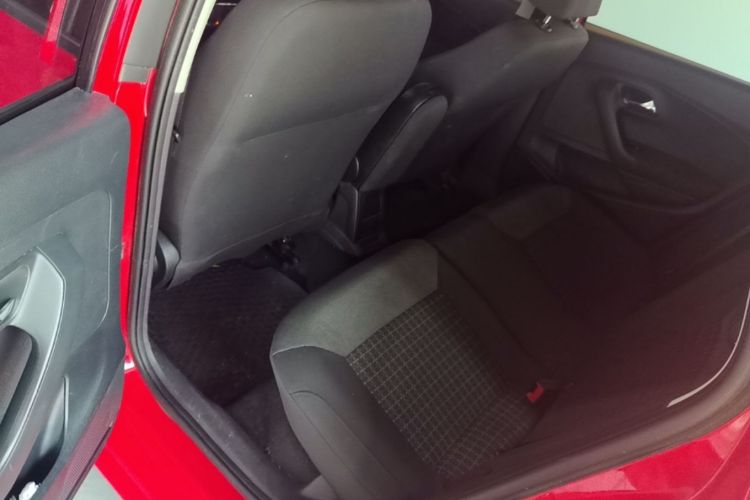 Volkswagen Polo 2015 car image #17