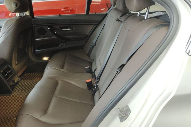 BMW 3 Series 2018 car image #17