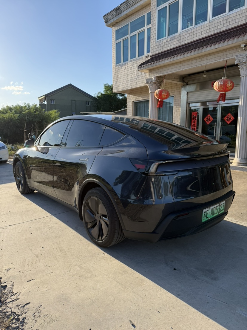 Tesla Model Y 2025 #5 Tesla Model Y 2025 car image #5