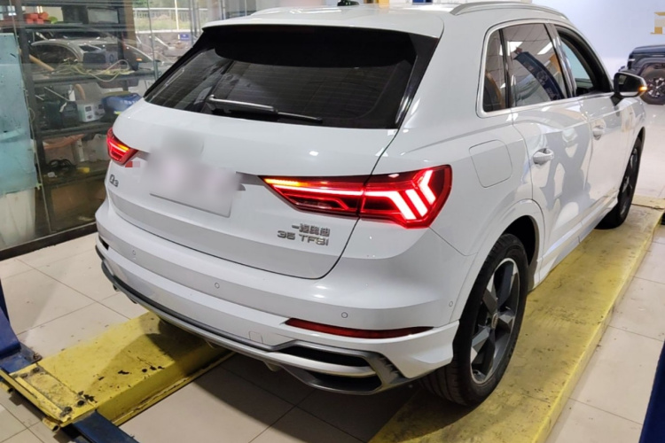 Audi Q3 2023 car image #7