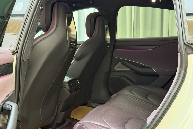 MI SU7 2024 immagine di auto #17