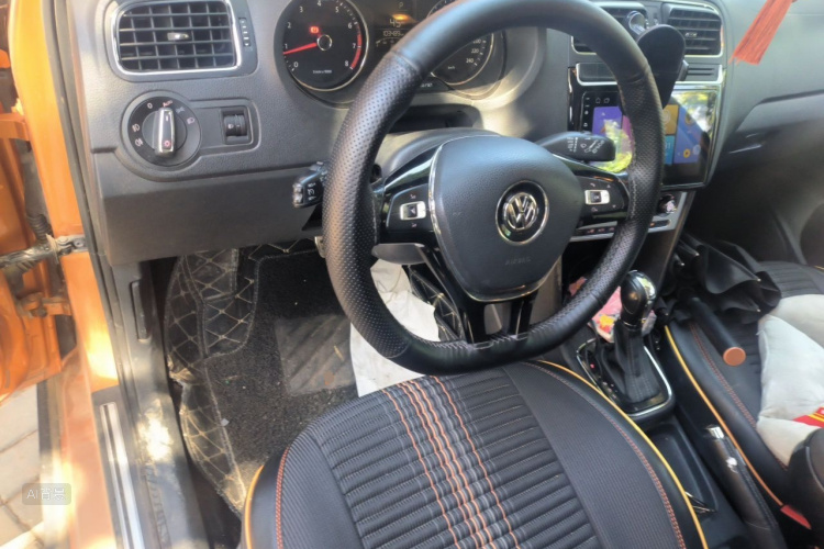 Volkswagen Polo 2015 car image #12