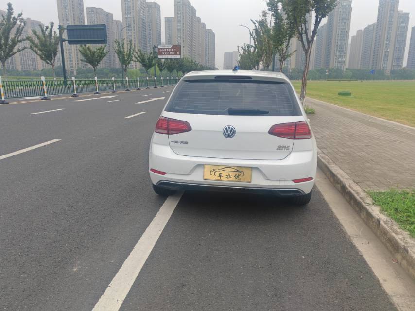 Volkswagen Golf 2019 car image #5