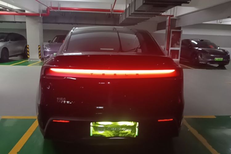 Tesla Model Y 2025 #4 Tesla Model Y 2025 car image #4