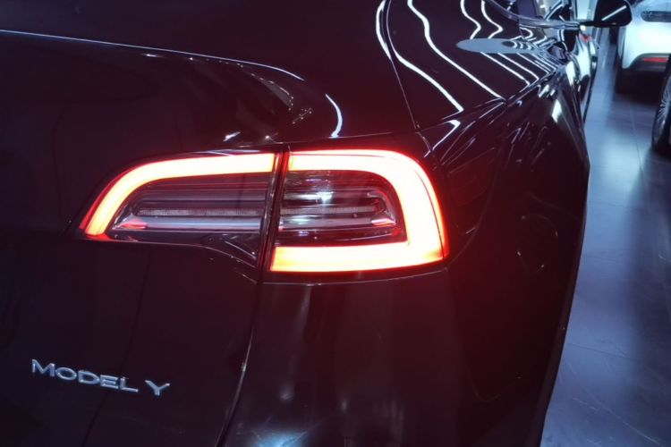Tesla Model Y 2024 #8 Tesla Model Y 2024 صورة سيارة #8