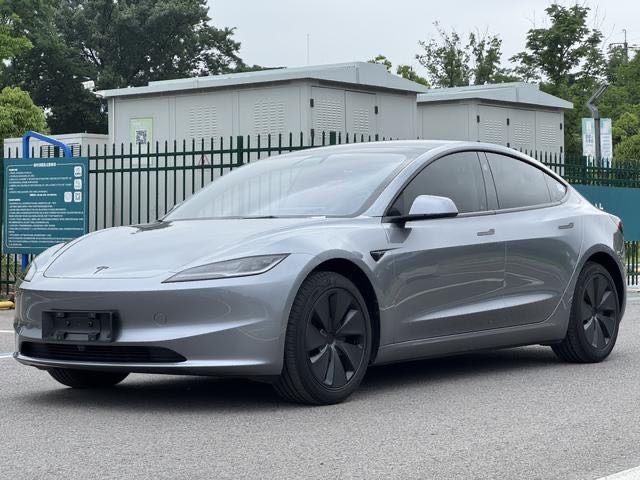 Tesla Model 3 2026 immagine di auto 