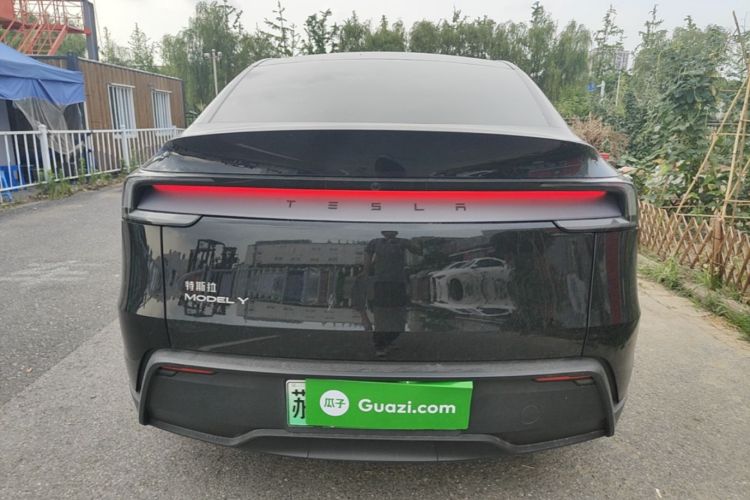 Tesla Model Y 2025 #4 Tesla Model Y 2025 car image #4