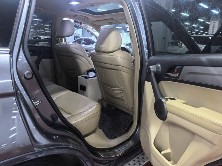 2010 car image #13