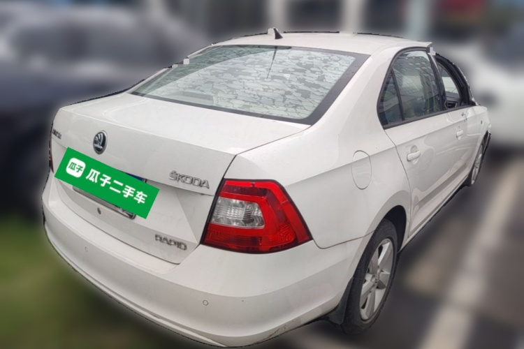 Skoda Rapid 2015 car image #7