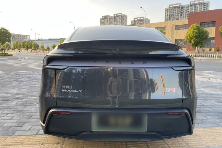 Tesla Model Y 2025 #8 Tesla Model Y 2025 car image #8