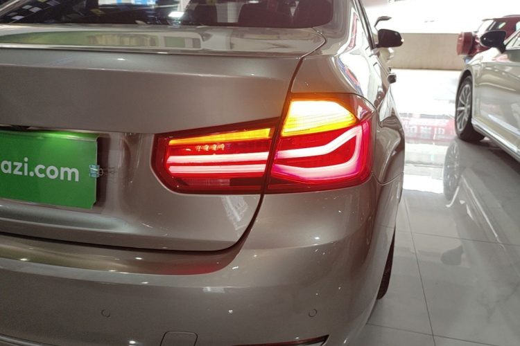 BMW 3 Series 2018 car image #8