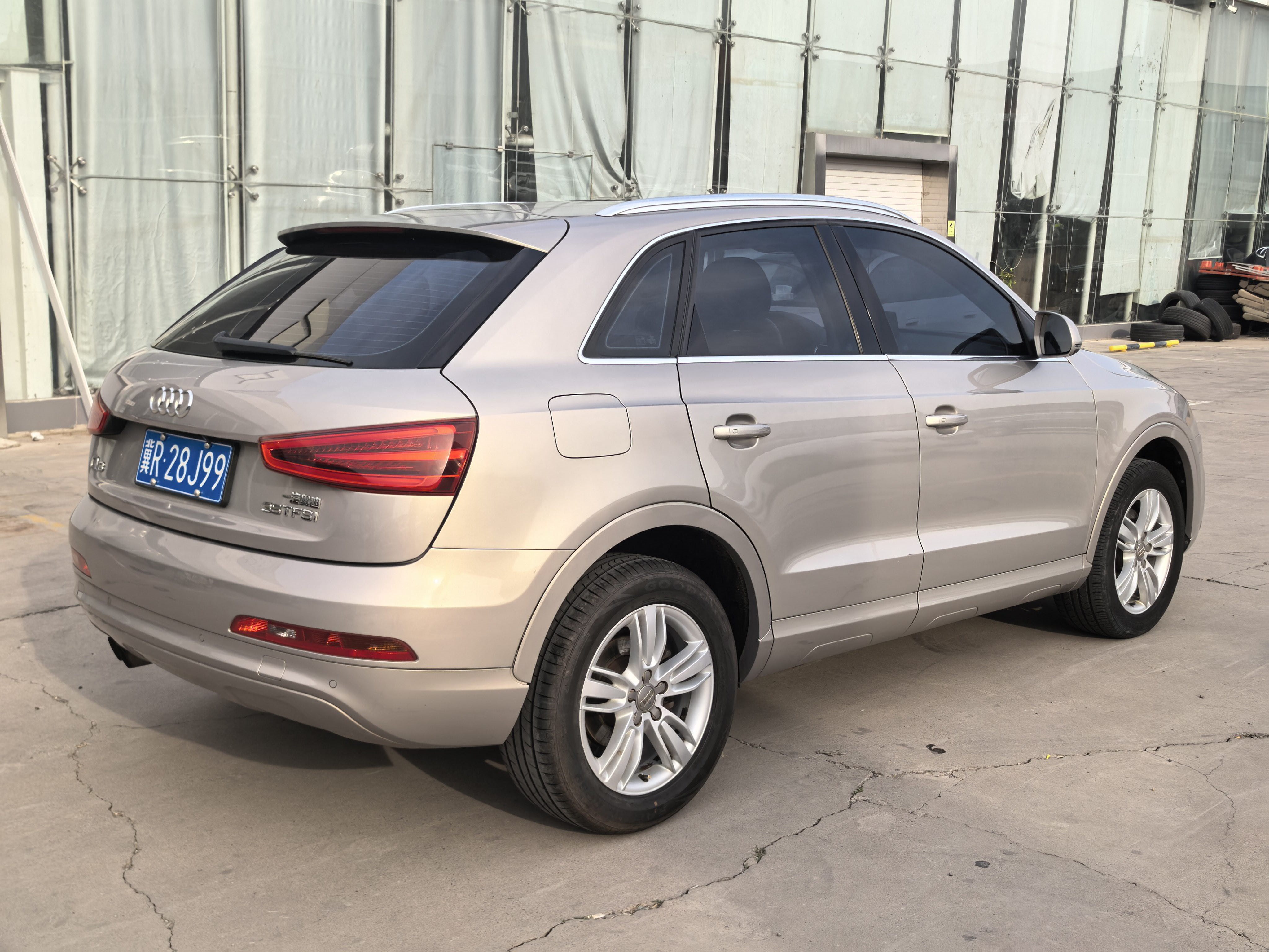 Audi Q3 2014 car image #10