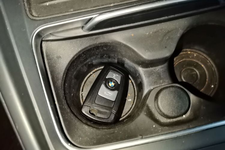 BMW 3 Series 2018 car image #9