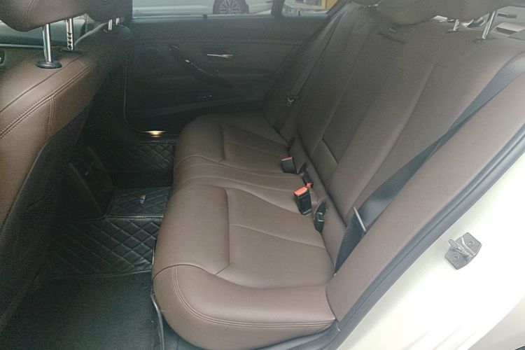 BMW 3 Series 2019 car image #17