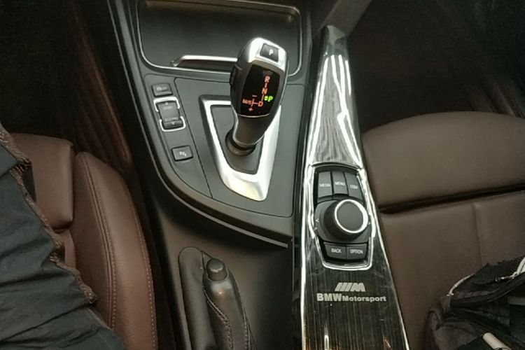 BMW 3 Series 2018 car image #18