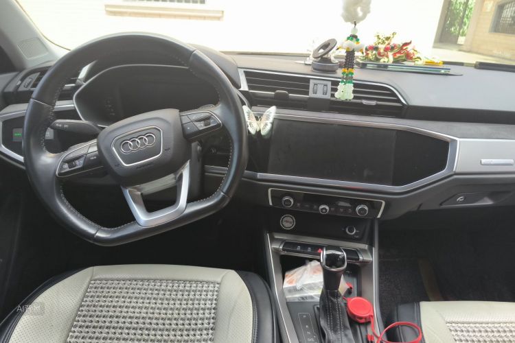 Audi Q3 2020 car image #11