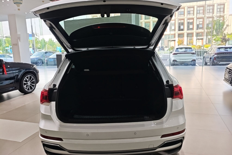 Audi Q3 2022 car image #21