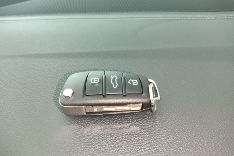 Audi Q3 2023 car image #9