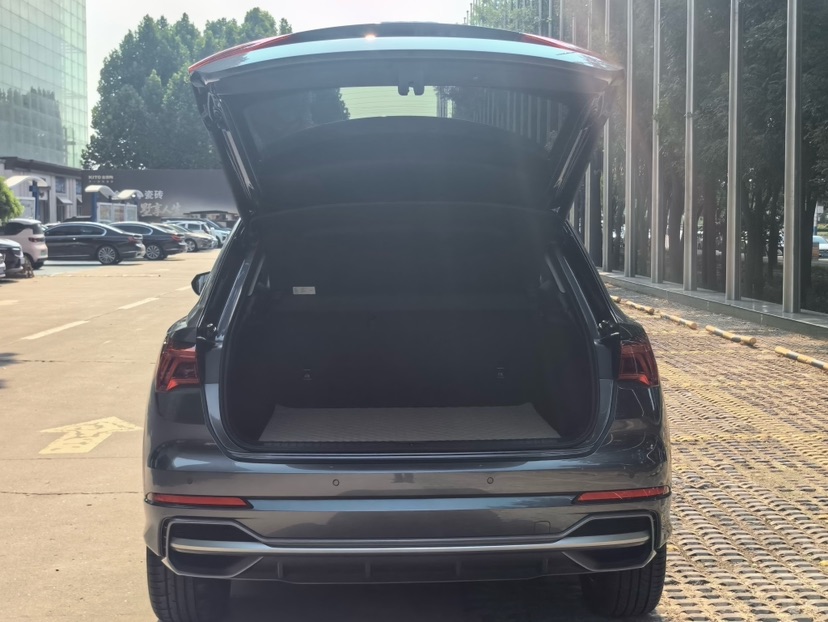 Audi Q3 2022 car image #9