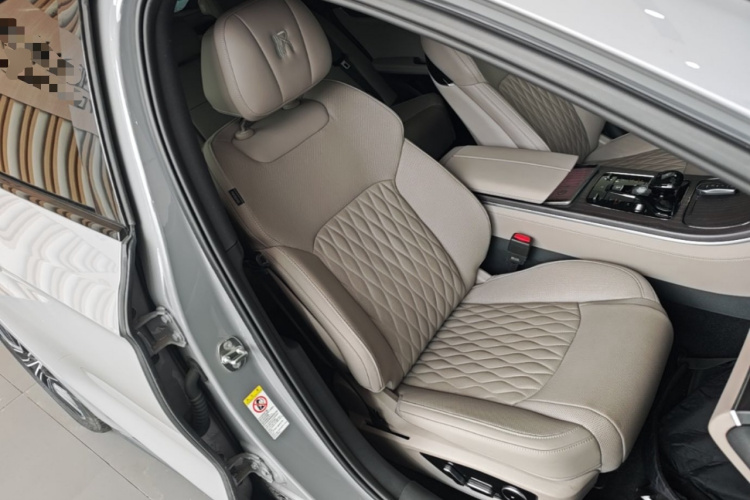 BYD Han 2025 car image #24