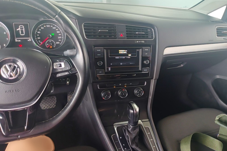 Volkswagen Golf 2018 car image #10